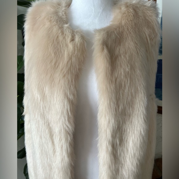 EUC CREAMY BEIGE LONG LINE FAUX FUR VEST⭐️ - Picture 2 of 6